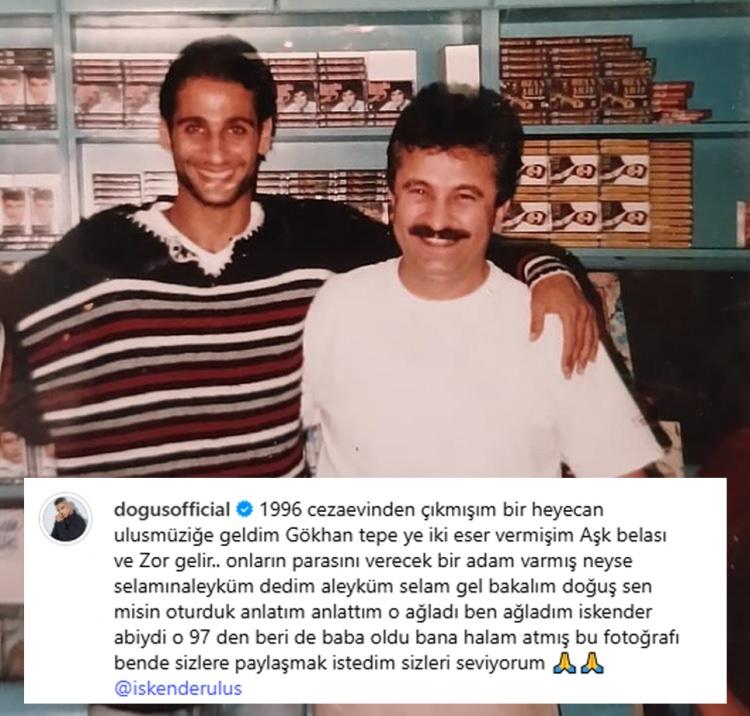<p><span style="color:#800000"><strong>CEZA EVİNDEN ÇIKMIŞIM</strong></span></p>
<p><span style="color:#000000">Yıllar önce çekilen fotoğrafına <strong>"1996 cezaevinden çıkmışım bir heyecan ulusmüziğe geldim Gökhan tepe ye iki eser vermişim Aşk belası ve Zor gelir.. onların parasını verecek bir adam varmış neyse selamınaleyküm dedim aleyküm selam gel bakalım doğuş sen misin oturduk anlatım anlattım o ağladı ben ağladım iskender abiydi o 97 den beri de baba oldu bana halam atmış bu fotoğrafı bende sizlere paylaşmak istedim sizleri seviyorum"</strong> notunu düştü.</span></p>