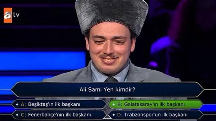 <p><span style="color:#FF0000"><strong>SEYİRCİLERE SORDU</strong></span></p>
<p><span style="color:#000000"><strong>Bunun üzerine seyirci jokerini kullanmak istediğini dile getiren yarışmacı, yapılan oylamada seyircilerin yüzde 90'ının Galatasaray'ın ilk başkanı, yüzde 6'sının Fenerbahçe'nin ilk başkanı yüzde 4'ünün ise Beşiktaş'ın ilk başkanı seçeneğinde karar kıldığını gördü.</strong></span></p>
