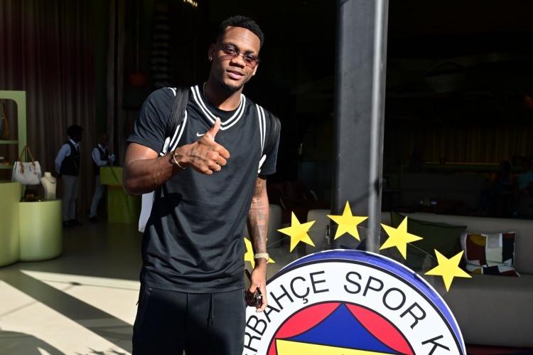 <p>Jhon Duıran<br />
<br />
Fenerbahçe<br />
<br />
Santrafor</p>
