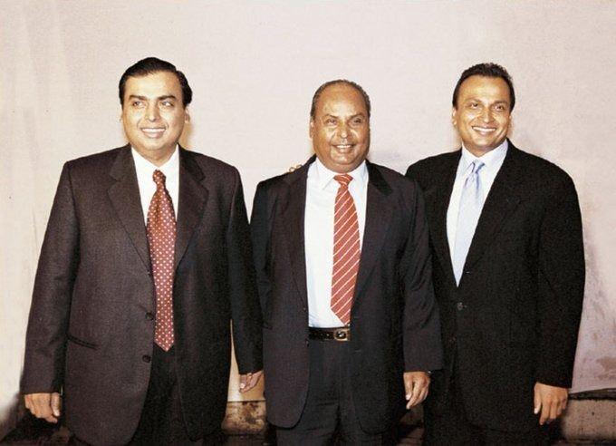 <p><span style="color:#B22222"><strong>Reliance Industries (Hindistan)</strong></span></p>

<p> </p>

<p>Dhirubhai Ambani</p>

<p>Kuruluş: 1966</p>

<p>Şu Anda Yöneten: Mukesh Ambani ve ailesi</p>

<p>Gelir: 110+ milyar dolar</p>

<p>Önemli: Enerji, telekom ve perakendeyi kapsayan Hindistan'ın en büyük konglomerası</p>

<p>Durum: Halka açık şirket, Ambani ailesi çoğunluk kontrolüne sahip</p>
