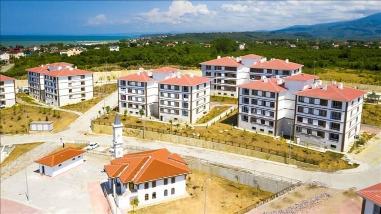 <p>34 ildeki konutlar, yüzde 25 peşinatla ya da 72 ay vadeli olarak alınabilecek.</p>
<p> </p>
<p><strong>İşte tüm detaylar...</strong></p>