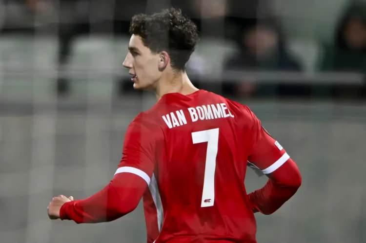 <p>Ruben van Bommel ➡ PSV</p>
