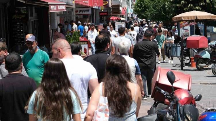 <p>İstanbul 369 bin 453 kişiyle en çok göç veren il olurken takip eden illerse şöyle:</p>
<p> </p>
<p>Ankara: 150 bin 373 kişi</p>
<p>İzmir: 102 bin 40 kişi</p>