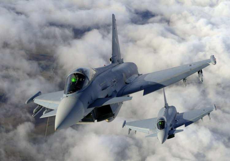 <p>Hız ve Stabilite: Süpersonik hızlarda dengeli bir uçuş performansı sunar. Typhoon, saatte 2.450 km hıza ulaşarak dünyanın en hızlı 4.5 nesil savaş uçaklarından biri olduğunu kanıtlamıştır.</p>
