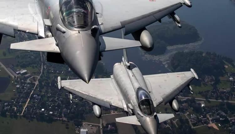 <p>Ayrıca uçağın gövdesi, radar görünürlüğünü minimumda tutan malzemelerden üretilmiştir. Bu özellik, stealth (radar görünmezlik) teknolojileri kadar etkili olmasa da uçağın düşman radarları tarafından tespit edilmesini zorlaştırıyor.</p>