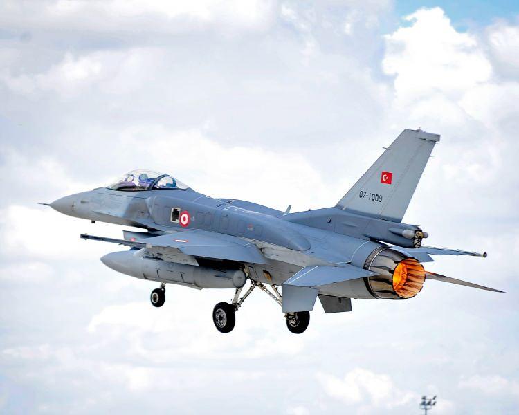 <p><span style="color:#B22222"><strong>F-16 Fighting Falcon</strong></span></p>

<p> </p>

<p><strong>Model:</strong> F-16C/D Block 30/40/50+</p>

<p><strong>Adet:</strong> ~240 civarında aktif (en yaygın savaş uçağı)</p>

<p><strong>Görev:</strong> Hava üstünlüğü, yer saldırısı, keşif</p>

<p><strong>Durum:</strong> Modernizasyon süreci devam ediyor (Özgür Projesi ile ASELSAN aviyonikleri takılıyor)</p>
