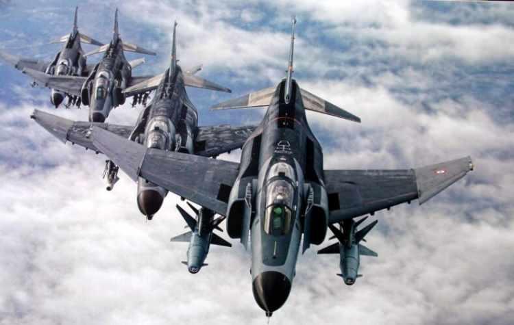 <p><span style="color:#B22222"><strong>F-4E 2020 Terminator</strong></span></p>
<p> </p>
<p><br />
Adet: ~40 civarında kaldı, aşamalı olarak emekli ediliyor</p>
<p>Görev: Yer saldırısı, bombardıman</p>
<p>Durum: Eski ama modernize edilmiş; hedef podlarıyla uyumlu</p>