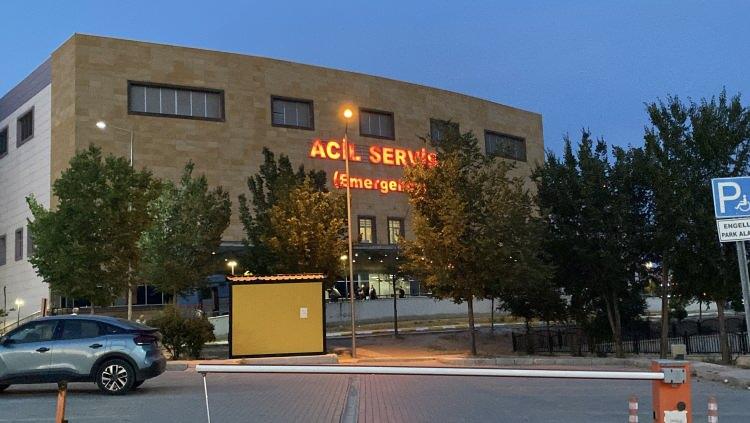 <p>Edinilen bilgiye göre, 2 yaşındaki S.N.Y., 5. katındaki evlerinin penceresinden düşerek ağır yaralandı. İhbar üzerine olay yerine sağlık ve polis ekipleri sevk edildi. Ağır yaralanan çocuk, sağlık ekiplerince yapılan ilk müdahalenin ardından ambulansla Hitit Üniversitesi Erol Olçok Eğitim ve Araştırma Hastanesi'ne kaldırıldı.</p>

<p> </p>
