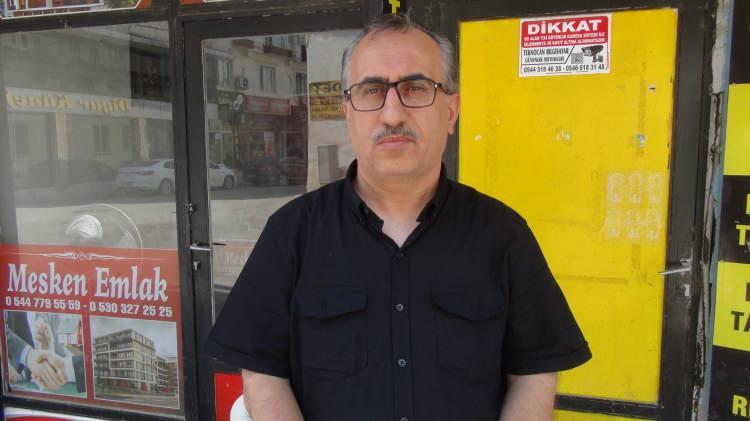 <p>Esnaf Abdullah Kurami ise, son günlerde Cizre'de aşırı derecede sıcaklık mevcut olduğunu kaydetti. Caddelere baktıklarında hiçbir vatandaşın dışarıda olmadığını aktaran Kuram, <strong>"Bu sıcaklardan dolayı vatandaşlar ikindiye kadar dışarı çıkamıyor. Yetkililerden, nasıl ki kış aylarında kömür ve ısınma yardımı yapılıyorsa, yaz aylarında da benzer bir destek bekliyoruz. Klimalar mecburen çalıştırıldığından dolayı elektrik faturaları yüksek geliyor"</strong> diye konuştu.</p>