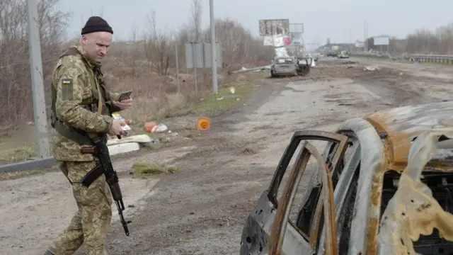 <p><strong>“Vurulan” ve “imha edilen”</strong> şeklinde iki ayrı kategori üzerinden puan veriliyor. Dikkat çekici olan detaylardan biri de, canlı yakalanan Rus askerlerinin öldürülenlerden daha fazla puan getirmesi. Zira esirlerin, esir değişimleri gibi müzakerelerde önemli rolü olabiliyor</p>
