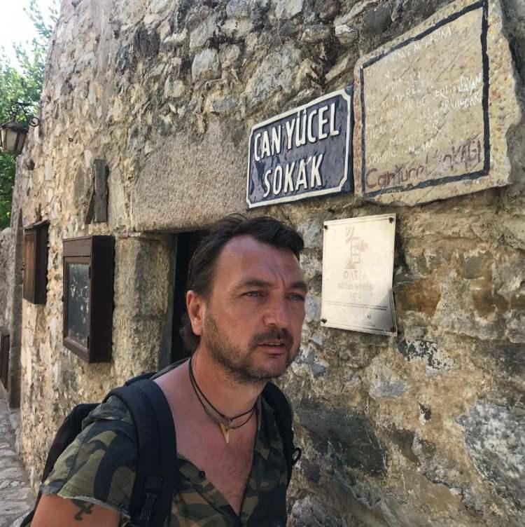 <p><span style="color:#000000"><strong>"Ezel", "Karadayı", "İçerde" ve "İyi Adamın 10 Günü" gibi birbirinden başarılı yapımların yönetmen koltuğunda oturan ünlü yönetmen Uluç Bayraktar, şubat ayında kiracısı Lara Ö. ile 'tahliye' isteği sebebiyle davalık olmuştu.</strong></span></p>