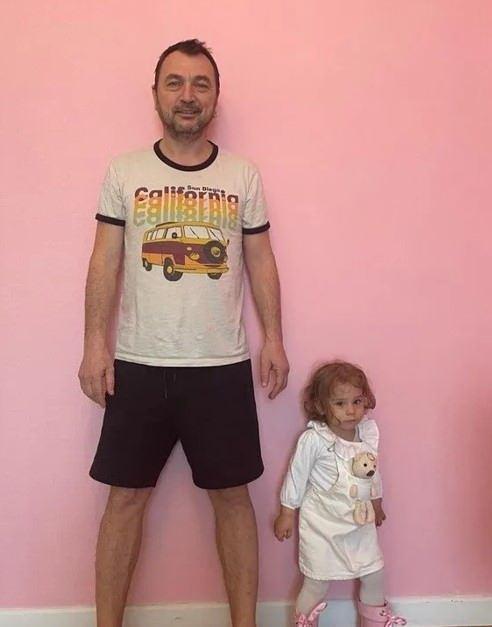 <p><span style="color:#000000"><strong>Bayraktar, kendisinin kirada oturduğunu, başka dairesinin bulunmadığını, kiracısının da evden çıkmadığını belirterek tahliye davası açtı.</strong></span></p>