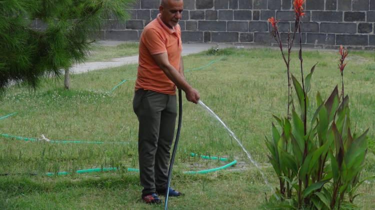 <p>Sıcaklardan dolayı klimayı çalıştırmak zorunda olduğunu belirten Bozkurt, şöyle konuştu:</p>