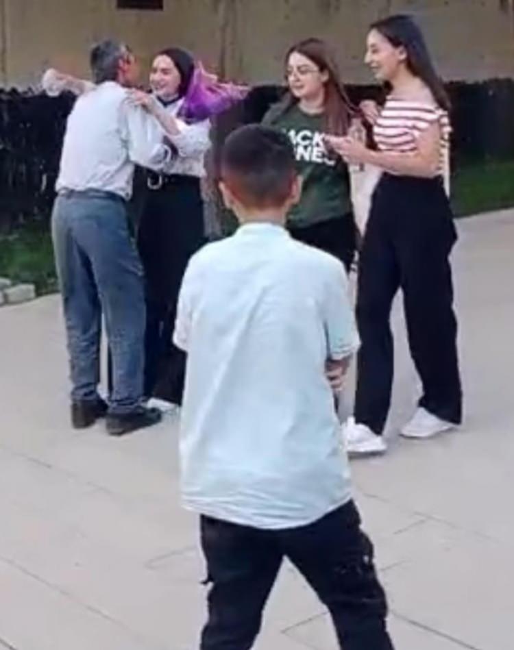 <p><span style="color:#A52A2A"><strong>MİLYONLARIN KALBİNE DOKUNDU</strong></span></p>

<p>Annesi Gülşah Gülen’in de sevinçle koştuğu anlar, çevredeki bir kişi tarafından cep telefonuyla kayda alınarak görüntüler sosyal medyadan paylaşıldı.<strong> Görüntüler, milyonlarca kişi tarafından izlendi.</strong></p>
