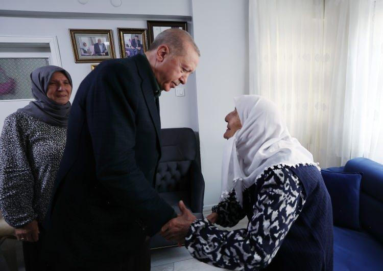 <p><span style="color:rgb(67, 67, 67)">Cumhurbaşkanı Erdoğan'a Cumhurbaşkanı Yardımcısı Cevdet Yılmaz ve Cumhurbaşkanlığı Özel Kalem Müdürü Hasan Doğan eşlik etti.</span></p>