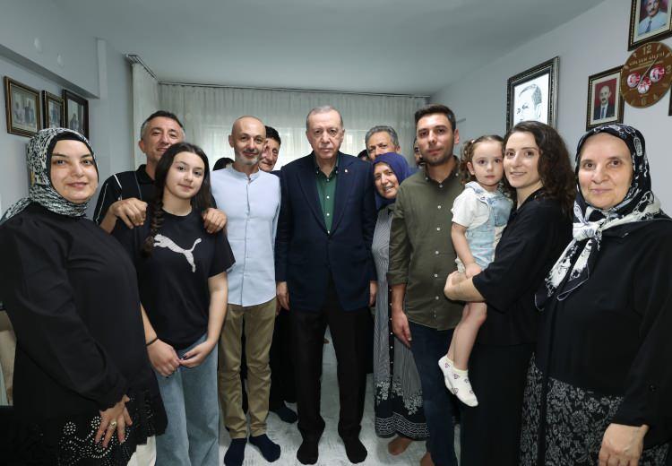 <p><strong>"ÇOK MUTLU OLDUK"</strong></p>
<p>Şehit Lütfi Gülşen'in oğlu Metehan Gülşen de evde yaptığı konuşmada, Cumhurbaşkanlığı Külliyesi'ne yapılan saldırıda babası ve 2 yakınının şehadet şerbetini içtiğini, bu gururu 9 yıldır taşıdıklarını söyledi. Gülşen, "Allah mekanlarını cennet eylesin. Allah sizi başımızdan eksik etmesin. Çok mutlu olduk sizi gördüğümüz için." dedi.</p>