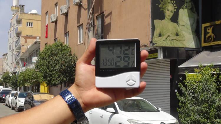 <p>Türkiye’de mevsim normallerinin üzerinde seyreden hava sıcaklıkları hayatı olumsuz yönde etkilerken, Şırnak’ın Cizre ilçesinde termometre 47 dereceyi gösterdi. </p>
<p></p>