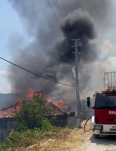 <p>Dumanları fark edenler orman ve itfaiye ekiplerine durumu bildirdi.</p>