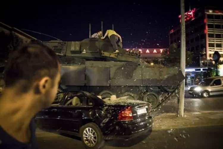 <p>Ankara'da vatandaşlar, Fethullahçı Terör Örgütü'nün (FETÖ) darbe girişimine karşı tankların üstüne çıkarak tepki gösterdi.</p>
<p> </p>