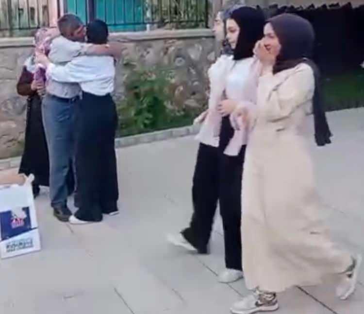 <p>Babasının elindeki çiçeklerle kendisine doğru koştuğunu gören Gülen, gözyaşlarına hakim olamadı.</p>
