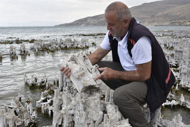 <p>Cumali Birol konuya ilişkin yaptığı açıklamada şunları söyledi:</p>
<p> </p>
<p><strong>"Geçen hafta bugüne kadar keşfettiğimiz en güzel ve en kaliteli görüntülerini alabileceğimiz mikrobiyaliti keşfettik. Bugüne kadar keşfettiğimiz 36 metre 40 santimetrelik mikrobiyalitin ardından <span style="color:#A52A2A">16 metre derinlikte yatay şekilde 70-80 metre uzunluğunda yeni bir mikrobiyalit keşfettik.</span> Daha önce hiç dalmadığımız bir bölgeye daldık. Bu bölgedeki görüntüler o kadar harika ki ciddi anlamda bir mikrobiyalit tarlasına denk geldik. Bölgedeki mikrobiyalit 70-80 metre uzunluğunda. Bir yerde kopup yine devam ediyor. Bu da bizim için heyecan verici bir durum."</strong></p>