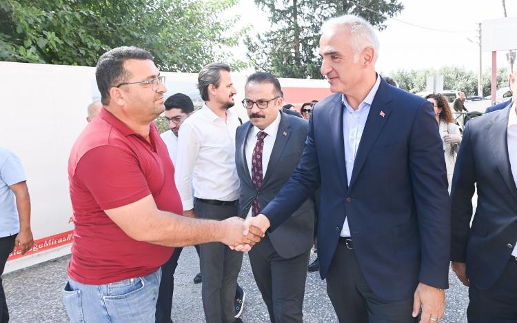 <p>Bakan Ersoy, konuşmasının ardından beraberindeki heyetle birlikte Aspendos Antik Kenti’nde yürütülen kazı, restorasyon ve çevre düzenleme çalışmalarını yerinde inceledi.</p>
