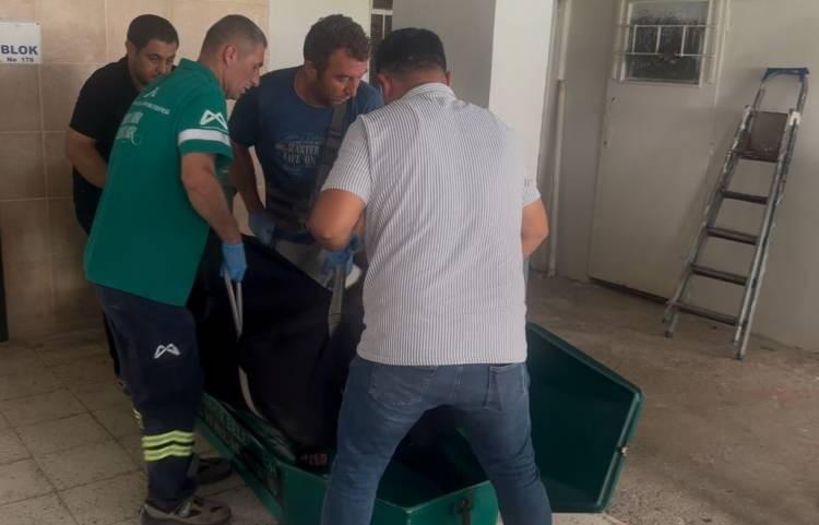 <p>Mersin’in Erdemli ilçesinde sanatçı Nurettin Rençber'in aile hekimi olarak görev yapan 48 yaşındaki yeğeni Osman Aydın’ın cansız bedeni evinde bulundu.</p>

<p> </p>
