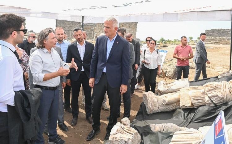 <p>Ersoy, konuşmasının başında Eskişehir'in Seyitgazi ilçesinde çıkan orman yangınına müdahale sırasında şehit olan vatandaşlara Allah’tan rahmet, ailelerine, çalışma arkadaşlarına sabır ve başsağlığı diledi.</p>

<p> </p>

