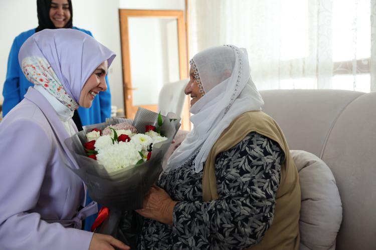 <p>Bakanlıktan yapılan açıklamaya göre, Aile ve Sosyal Hizmetler Bakanı Mahinur Özdemir Göktaş, torununun çektiği videolarla sosyal medyada ünlenen <strong>Raife Erdem'in bir paylaşımına yorum yaparak kendisini ilk fırsatta ziyaret edeceğini belirtmişti.</strong></p>