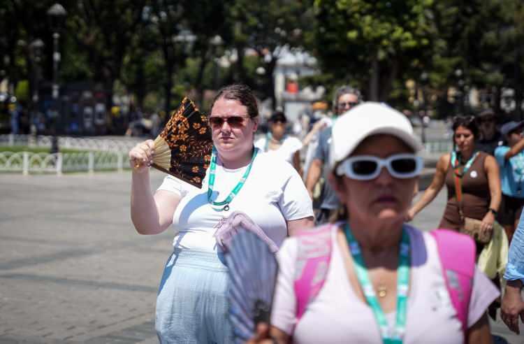 <p> Sıcaktan bunalan bazı turistler şemsiye ile gezerken bazılarının ise yelpazeler ile serinlemeye çalıştığı görüldü.</p>
