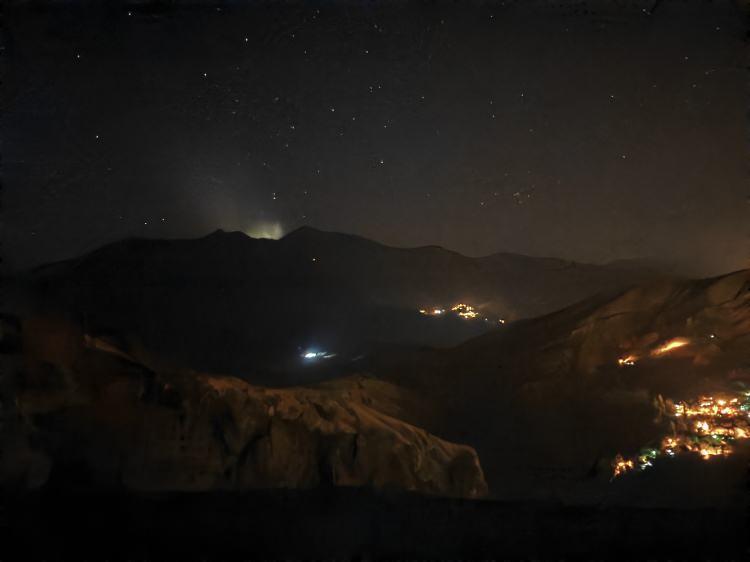 <p>Gece saat 22:30 sıralarında Erzurum-Artvin sınırında gökyüzünde bilinmeyen ışık görüntülendi. Bölge halkının çıplak gözle gördüğü ışık, daha sonra hızla gözden kayboldu.</p>

<p> </p>
