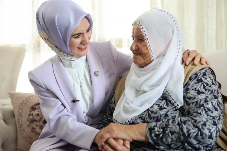 <p><span style="color:#A52A2A"><strong>"AİLE YILI'NI EN İYİ TEMSİL EDEN AİLE SİZLERSİNİZ"</strong></span></p>
<p>Sohbet sırasında Raife Erdem'nin kendisi için ördüğü yeleği ve yazmayı giyen Bakan Göktaş, <strong>"Aile Yılı'nı en iyi temsil eden aile sizlersiniz bence. Rabb'im, neşenizi daim etsin. Selamlarınızı Sayın Cumhurbaşkanımıza ileteceğim."</strong> dedi. </p>