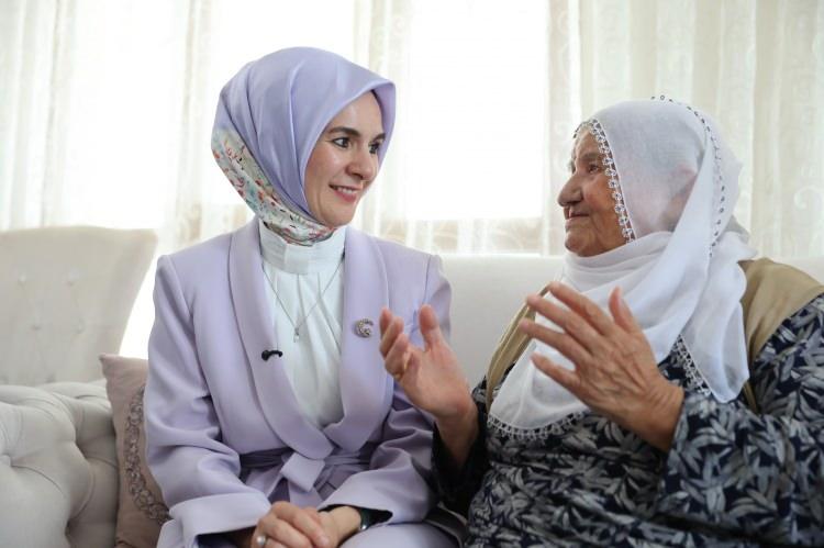 <p>Aile ve Sosyal Hizmetler Bakanı Mahinur Özdemir Göktaş, "Raife Babaanne" ismiyle bilinen <strong>Elazığlı sosyal medya fenomeni Raife Erdem'i (88) evinde ziyaret etti.</strong></p>