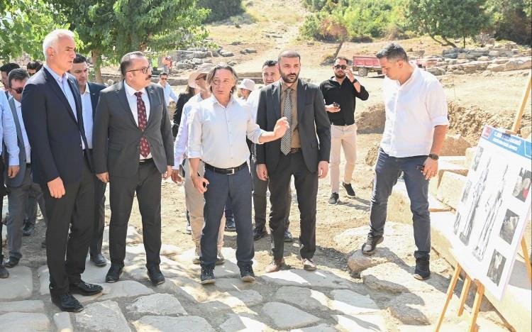<p>Bakan Ersoy, Geleceğe Miras projesinin, dünyada bir benzeri hatta yakını dahi bulunmayan arkeolojik zenginliğimizi tüm yönleriyle ortaya çıkararak, öncelikle ülkemizin ve milletimizin, nihayetinde ise tüm insanlığın ortak faydasına sunmayı hedefleyen özgün bir vizyonun ürünü olduğunu belirtti.</p>

<p>Arkeolojik Kazıları 12 Aya Yayma Projesi ve yabancı kazı başkanlıklarının sürece dâhil edilmesiyle bütüncül bir yapıya kavuşan bu çok yönlü uygulamanın, yalnızca bir kazı programı değil, aynı zamanda Türk arkeolojisinin altın çağını başlatan, Cumhurbaşkanı Recep Tayyip Erdoğan liderliğinde Türkiye Yüzyılı hedefleri doğrultusunda kültür ve turizm alanında atılmış en güçlü ve kapsamlı adımlardan biri olduğunu ifade etti. Ersoy, bu kapsamda daha fazlası, daha iyisi, daha güzeli için kararlılıkla çalışmaya devam edeceklerini vurguladı.</p>

<p> </p>
