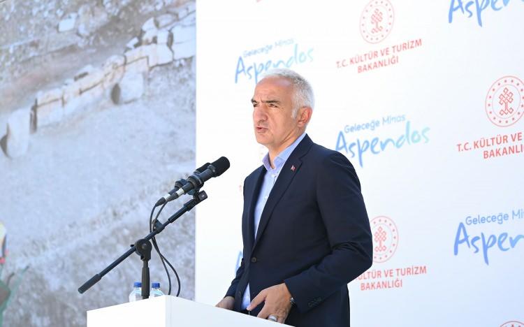 <p><strong><span style="color:rgb(178, 34, 34)">Üç özel eser gün yüzüne çıktı</span></strong></p>
<p>Bakan Ersoy, Aspendos’ta yürütülen kazı çalışmalarında ulaşılan arkeolojik buluntular arasında özellikle üç eserin dikkat çekici olduğunu belirterek eserleri anlattı:</p>
<p>“Söz konusu eserlerden ilki, devam eden Forum kazılarında ortaya çıkarılan 40 cm yüksekliğindeki muazzam imparator başıdır. MS 250 ila 300 yılları arasındaki döneme ait olduğunu düşündüğümüz bu eşsiz eserin, büyüklüğü göz önüne alındığında yaklaşık 2,5 metrelik dev boyutta bir heykelin parçası olduğunu düşünüyoruz. Uzman arkadaşlarımızın gerçekleştirdiği temizlik sonrası saç ve sakallarından yüz hatlarına kadar kendini gösteren eşsiz detaylar döneme dair ayrıntıları gözler önüne sermektedir. Forum kazılarında ortaya çıkarılan bir diğer eser de sakallı erkek büstüdür. Bu büst Erken Roma İmparatorluk Dönemi özelliklerini taşımaktadır. İlginç bir bilgi olarak ifade etmeliyim ki saçlarında, sağ omuzunda, sırtında ve başının arka kısmında göze çarpan tamamlanmamış yontu izlerinden yola çıkarak bu eserin ikinci kez işlendiğini söyleyebiliyoruz. Değerli arkadaşlarımızın incelemeleri, eserin ilk olarak Roma İmparatoru’nun yanındaki bir esiri tasvir eden erkek heykeli olduğunu, daha sonra bir büste dönüştürüldüğünü ortaya koymuştur. Ve üçüncü olarak, Yunan mitolojisinde Olympos’un baş tanrısı Zeus’un habercisi ve tanrıların en hızlısı olarak bilinen Hermes’i niteleyen eşsiz heykel Aspendos’un bize bir diğer armağanı olmuştur. Parçalı olarak tamamına yakın bölümü gün yüzüne çıkarılan bu istisnai buluntuyu sizinle daha önce paylaşmıştık. Ancak şimdi, uzmanlarımızın titiz restorasyon çalışmaları sayesinde bir araya getirdikleri eserin bütüncül halini sizlerle paylaşmanın memnuniyetini yaşıyoruz. Aspendos Hermes’i, pelerininden asasına, para kesesinden yanındaki koç figürüne bütün ayrıntılarıyla ve yazıtlı kaidesiyle birlikte yeniden ayağa kaldırılmıştır.”</p>
<p> </p>