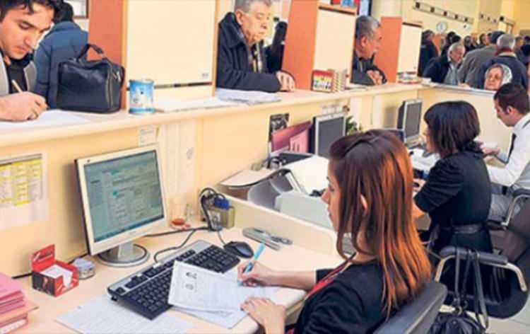 <p><strong>6- Yarım zamanlı çalışmadan kimler ve ne zaman yararlanacak?</strong></p>

<p><strong>​</strong></p>

<p>Yarım zamanlı çalışma hakkını hem kadın hem de erkek memurlar kullanabilecek. Eşlerin her ikisinin de memur olması halinde, talepleri üzerine her iki eş de faydalanabilecek. Doğum yapan kadın memurlar, analık veya ücretsiz izinleri sonrasında, eşi doğum yapan erkek memurlar da babalık izinleri sonrasında bu haktan yararlanmak için başvuru yapabilecek.</p>
