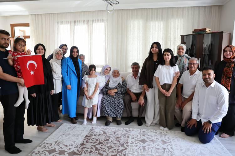 <p>Bakan Göktaş, ziyarette Raife Erdem ve torunlarına çeşitli hediyeler verdi. </p>