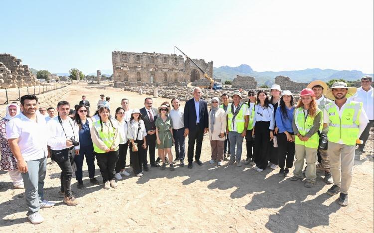<p>“Elbette geldiğimiz noktada durmayacak, yakaladığımız seviyeyle yetinmeyeceğiz. Bu toprakların kültür varlığını, aziz milletimizin ekonomik, sosyal ve kültürel hayatında katma değere dönüştürmek için bundan sonra da gece-gündüz demeden çalışmaya devam edeceğiz.”</p>

<p> </p>

