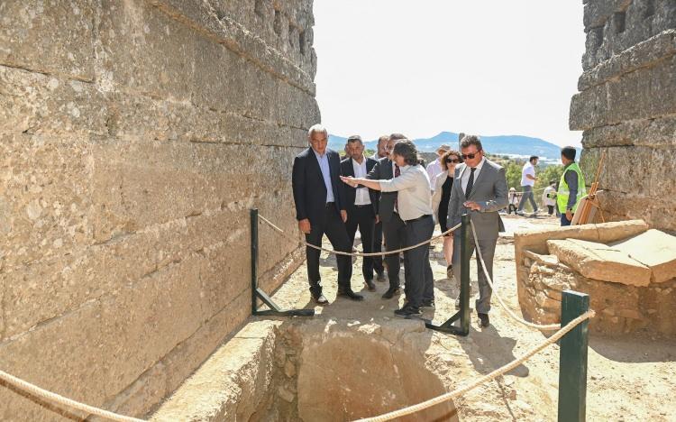 <p>Bakan Ersoy, “Aspendos’un üzerinden çağların örtüsünü kaldırıyor, bu büyük medeniyeti gelecek kuşaklara aktarıyoruz.” ifadelerini kullandı.</p>
<p></p>