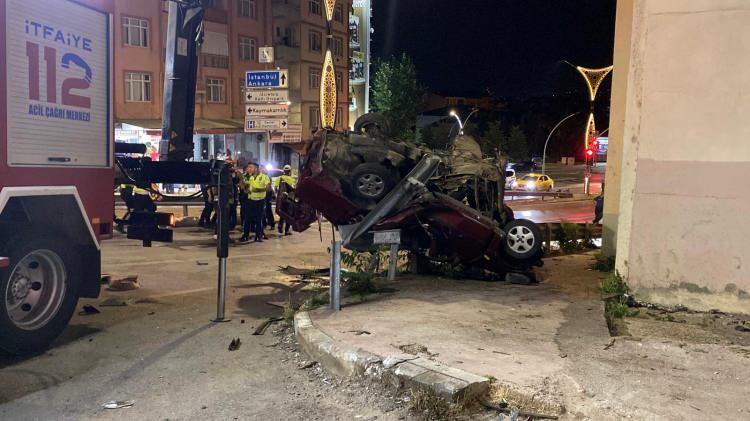 <p>İlk müdahalenin ardından hastaneye kaldırılan yaralılardan Fatih Aslan ile Ömer Beyan, hayatını kaybetti. 3 yaralının hayati tehlikesinin bulunmadığı, alkollü sürücü Y.C.'nin tedavisinin sürdüğü öğrenildi. Kazayla ilgili soruşturma başlatıldı.(DHA)</p>
