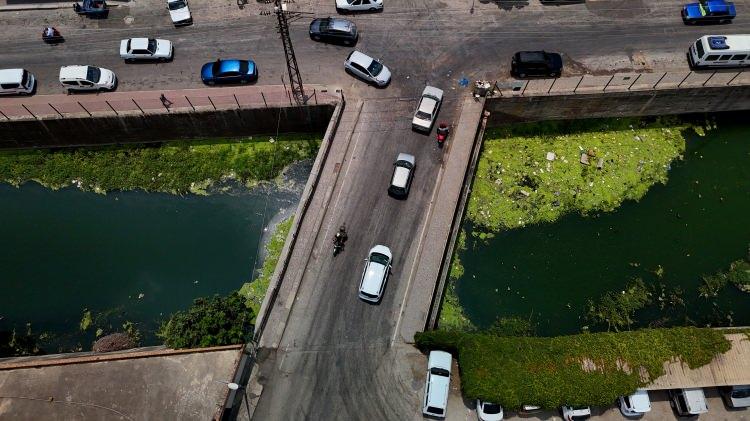 <p>Koltuk minderi de dahil olmak üzere birçok insan atığının da atıldığı kanal kirlilikten geçilmezken vatandaşlar tepki gösterdi.</p>
<p> </p>