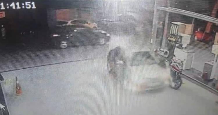 <p>YARALANDI, ARAÇLA EZDİ</p>

<p>Tartışma sırasında Gölbaşı yanında bulunan silahıyla ateş etti. Ardından araçtan inen Gölbaşı, istasyondaki çalışanların yanına giderek durumu söyledi. </p>
