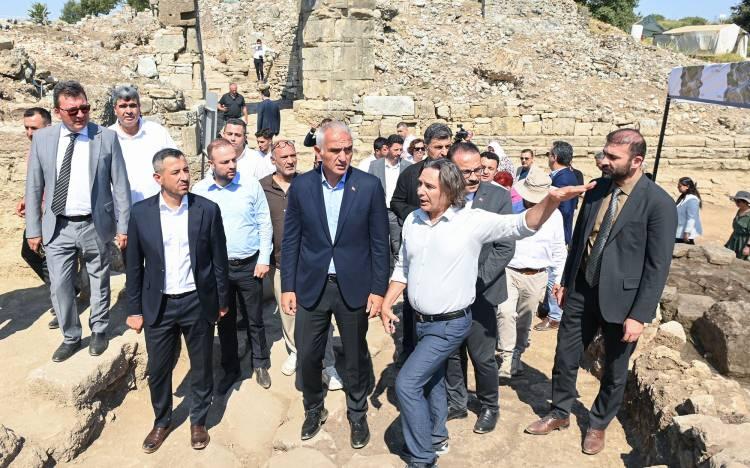 <p><strong><span style="color:rgb(178, 34, 34)">Aspendos’ta kazı alanı 6,5 kattan fazla büyüdü</span></strong></p>
<p>Bakan Ersoy, projeyle birlikte Aspendos’ta kazıların büyük bir ivme kazandığını belirterek şöyle konuştu:</p>
<p>“Mimarlık ve mühendislikte Roma medeniyetinin zirvesini bu eşsiz kentte görüp tecrübe edebiliyoruz. Böylesi bir kültür ve tarih mirası üzerinden projemizin kazanımlarını ve getirilerini göstermek uygun olacaktır. 2023’ten önceki son 10 yılda Aspendos’ta kazı çalışmaları 580 metrekare gibi sınırlı bir alanda yürütülüyordu. Geleceğe Miras’la birlikte 2024 yılında çalışmaların yapıldığı alan yaklaşık 6,5 kattan fazla büyümeyle 3800 metrekareye ulaşmıştır. 2025 yılı hedefimiz ise 13 bin 500 metrekarelik bir aktif çalışma sahasına ulaşmaktır. Aspendos dendiğinde, özellikle sanat etkinlikleri vesilesiyle antik tiyatro akıllarda canlanıyor. Ancak burası her bölgesinde tarih yatan büyük bir antik kent. Ve biz o tarihi mümkün olan bütün unsurlarıyla gün yüzüne çıkarmaya kararlıyız. Bu sebeple yine 2024 yılından başlayarak bugüne ulaşan süreçte 13 ayrı noktada kazı ve restorasyon çalışmaları yapmaktayız. Yukarı kentin kalbi olan Agora ile çevresindeki yapılar ve tiyatroya bağlanan ana yol hattını önceleyerek kapsamlı ve bir o kadar hassas şekilde yürütülen süreç elbette ciddi sonuçlar vermiştir. Söz konusu bölgede iki katlı dükkanlar ve Stoa Kompleksi’nde 15 adet dükkân, ayrıca mozaik zeminler titizlikle gün yüzüne çıkarılmıştır. Belediye başkanlığı ofisi ve heykel atölyesi gibi önemli yapılar da tespit edilmiştir.”</p>
<p> </p>