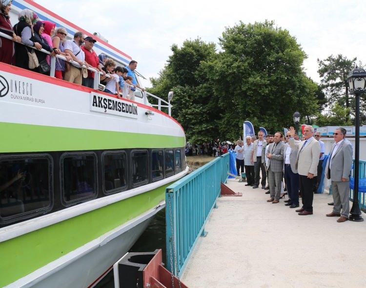<p><span style="color:rgb(33, 37, 41)">Göl kenarına park ettiği karavanında kalan Cemil Gündüz Kolçak, kuraklığı somut bir şekilde hissettiklerini ifade etti. Kolçak, suyun her yıl 6 metre çekildiğini söyledi.</span></p>