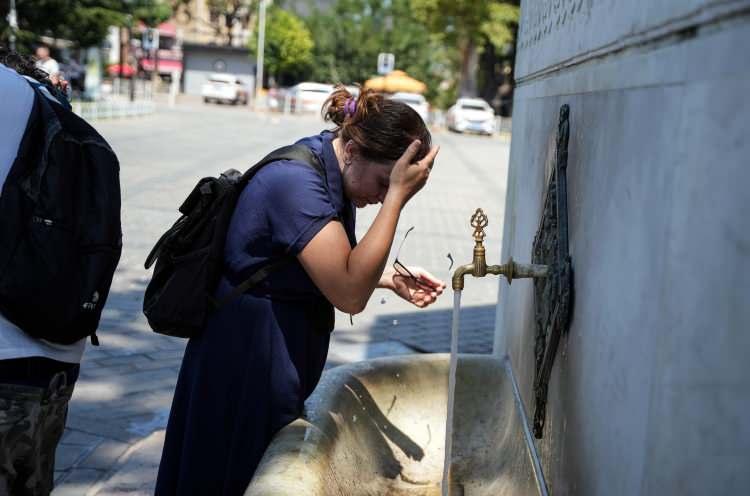 <p>İstanbul'da termometrelerin 42 dereceyi görmesiyle birlikte hem vatandaşlar hem de turistler, adeta bunaldı.</p>
<p>Kentin birçok bölgesinde sışarı çıkmak zorunda olan vatandaşların sıcak havadan kurtulmanın yollarını aradı. </p>