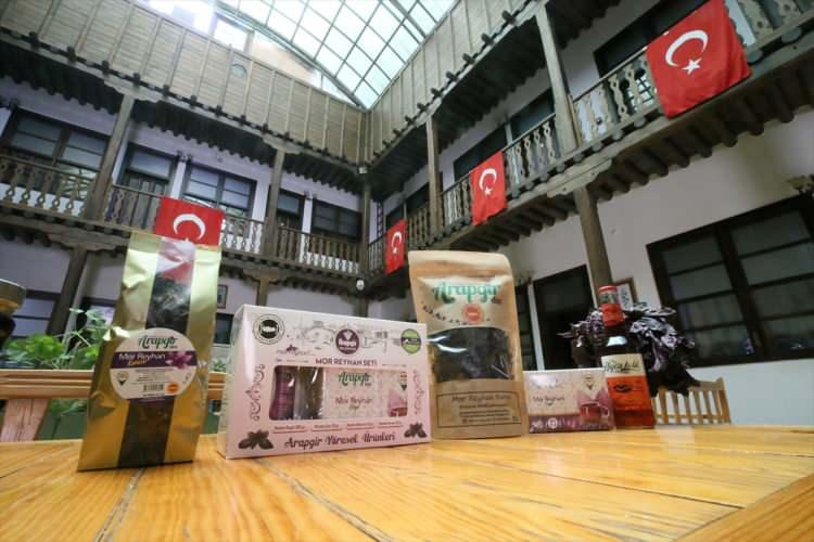 <p>İlçede kurulan işleme tesisinde çay, reçel, baharat, şerbet, gazoz ve sabun yapımında kullanılan reyhanın ilçe ve kent ekonomisine katkısının artırılması hedefleniyor. </p>