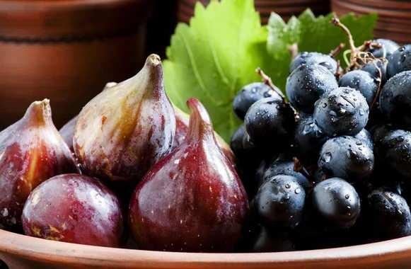 <p><span style="color:#FF0000"><strong>BU MEYVELERİ TÜKETİRKEN DİKKAT</strong></span></p>

<p><span style="color:#000000"><strong>Sevilen yaz meyveleri kavun, karpuz, incir ve üzümün ürik asit ve trigliserid yüksekliği yaptığını belirten Karatay, bu meyvelerin dikkatli tüketilmesini önerdi.</strong></span></p>
