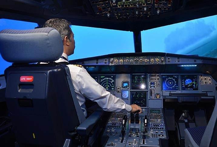 <p>Pilotlar, uçuş görevlileri</p>
