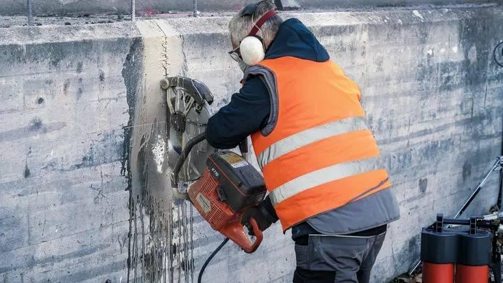 <p>Beton testeresi işçisi</p>
<p> </p>