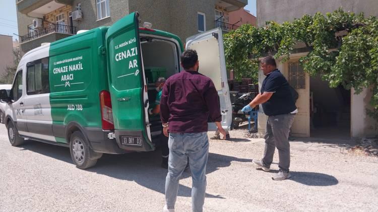 <p>Olay, ilçeye bağlı Deveci Mahallesi Yıldızlar Sokak'taki 2 katlı binanın üst katında meydana geldi. İddiaya göre, şizofren hastası olduğu öğrenilen Ali D. (48), henüz bilinmeyen bir nedenle annesi Belkıs Keskin'i (68) defalarca bıçakladıktan sonra boğazını keserek öldürdü.</p>

<p> </p>
